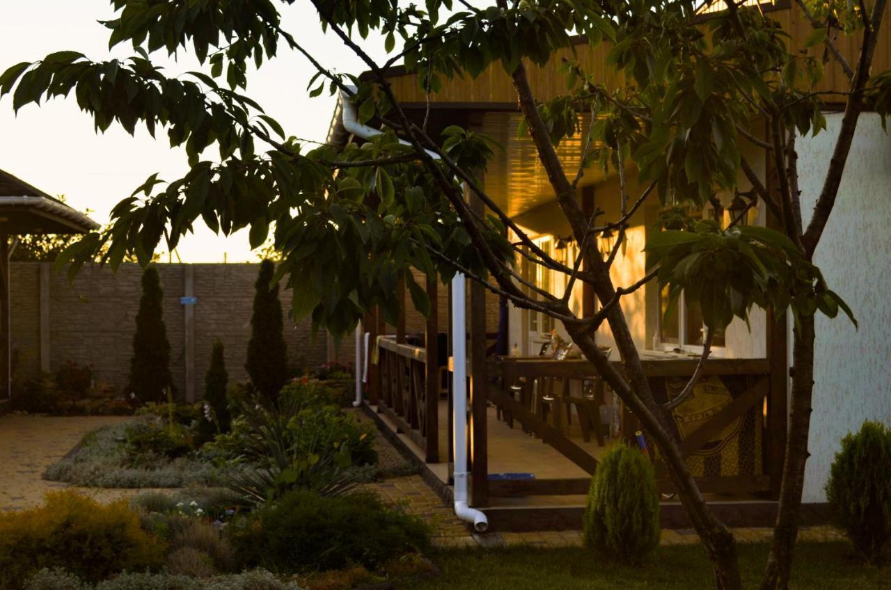 Hotel Три Кошки Chornomorsk Exterior foto